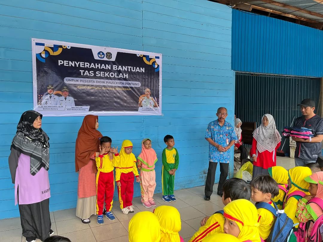 Disdikbud Bontang saat membagikan tas untuk siswa PAUD di Bontang. (FOTO ADIEL KUNDHARA/KP)
