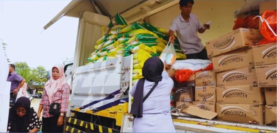 DKUMPP Bontang menggelar kegiatan warung tekan inflasi untuk memenuhi kebutuhan komoditas pangan warga dengan lokasi di halaman Kantor Kelurahan Guntung.