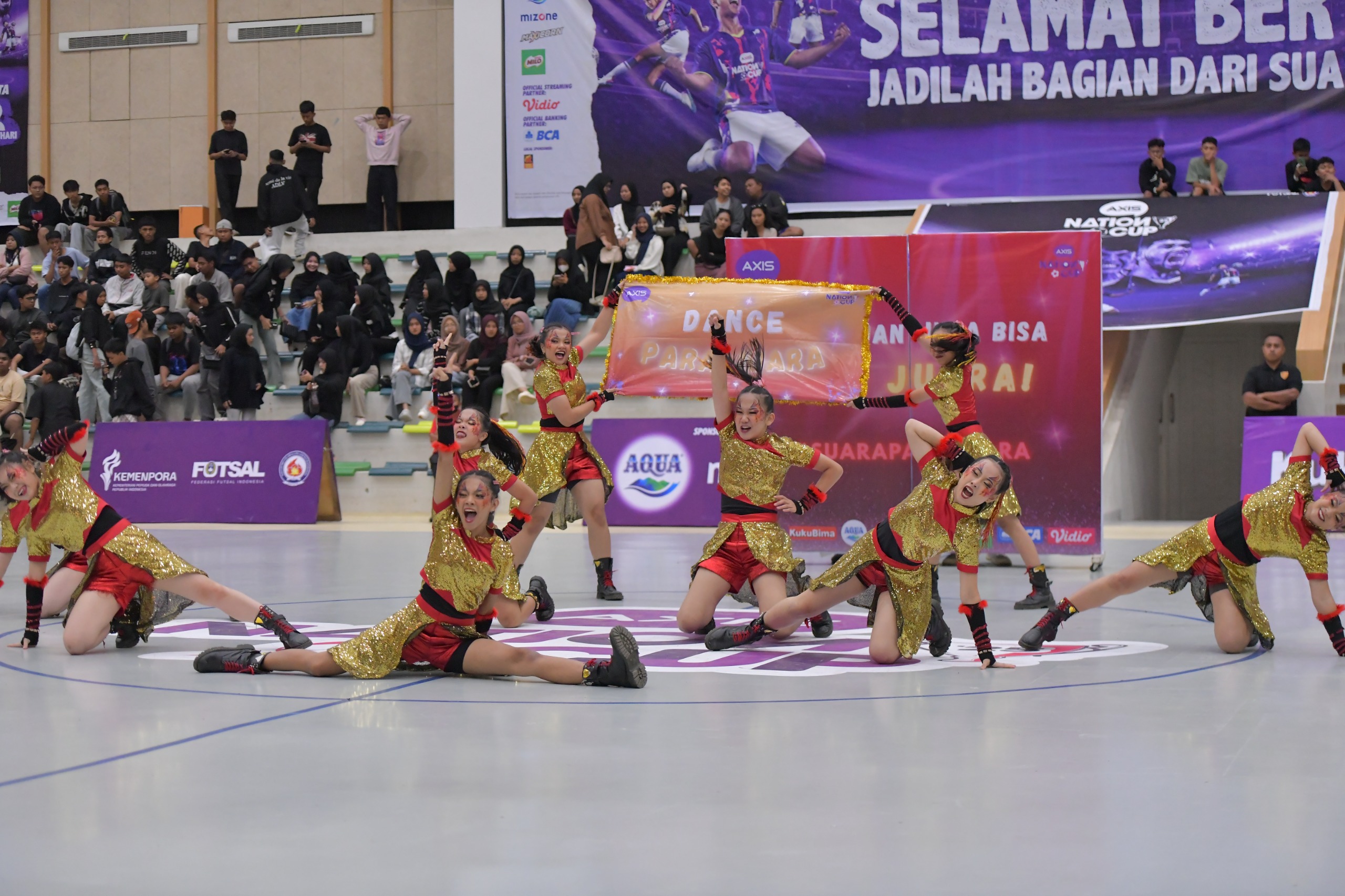 MEMUKAU: Mengusung tema &ldquo;Suara Para Juara&rdquo;, penampilan VNYX dari SMA Katolik SF Assisi Samarinda mengangkat isu sosial tentang kekuatan dan keindahan perempuan, selaras semangat AXIS Nation Cup 2025.
