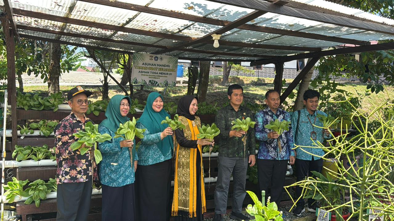 Camat Balikpapan Kota Rosin Suparlan (tiga kanan) mendampingi tim juri memanen sawi.