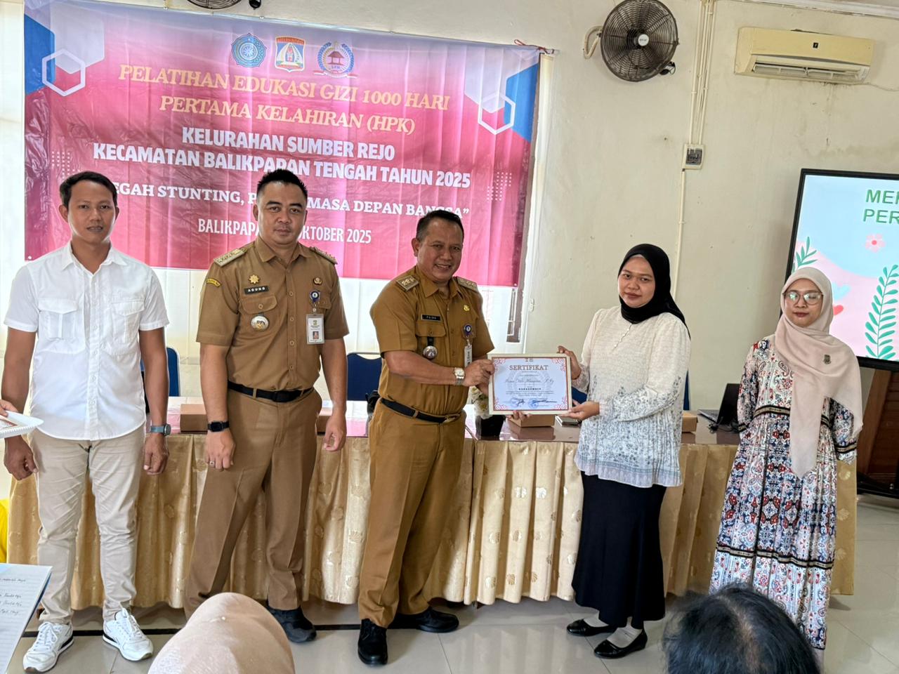 Lurah Sumber Rejo Paing memberikan piagam penghargaan kepada para narasumber yang mengisi kegiatan.