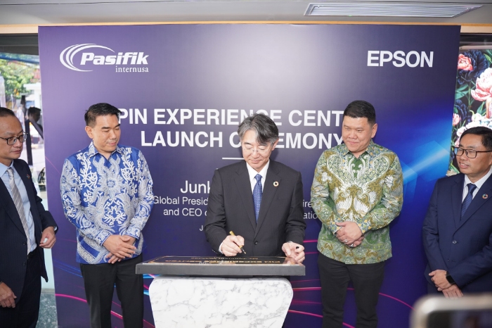 Presiden Seiko Epson Corporation, Junkichi Yoshida (tengah), menandatangani prasasti peresmian PIN Experience Center di Jakarta.