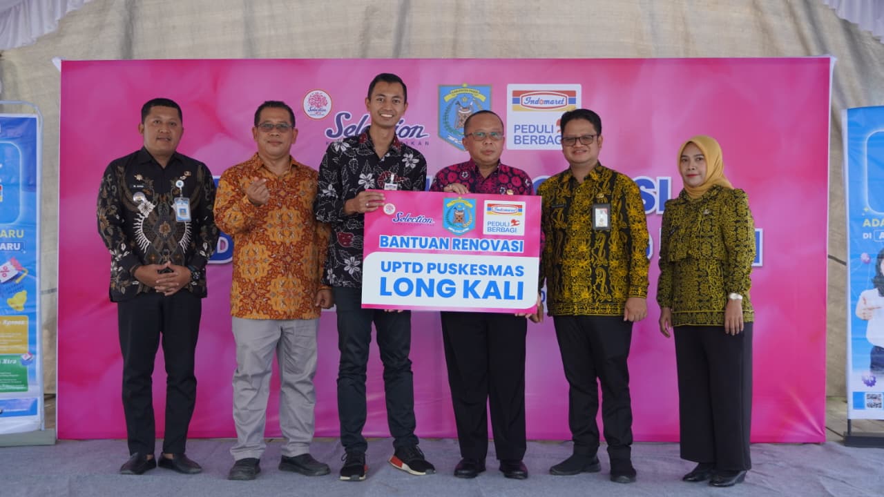 Penyerahan Simbolis Renovasi Puskesmas dari Indomaret oleh Branch Manager Indomaret Cabang Samarinda Gilig Lilo Samayo (ketiga kiri) kepada Asisten 1 Kabupaten Paser.