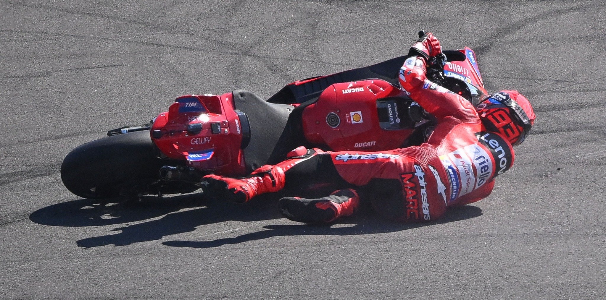 Pebalap Ducati Marc Marquez mengalami crash pada sesi latihan bebas di Sirkuit Mandalika, Jumat (3/10/2025).