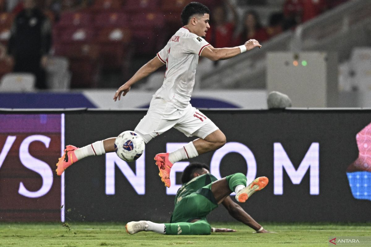 Aksi penyerang timnas Indonesia Ragnar Oratmangoen pada pertemuan pertama lawan Arab Saudi di Jeddah yang berakhir 1-1.