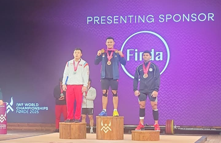Rizki Juniansyah berhasil meraih dua medali emas kelas 79 kg pada IWF World Championship 2025 di Forde, Norwegia.