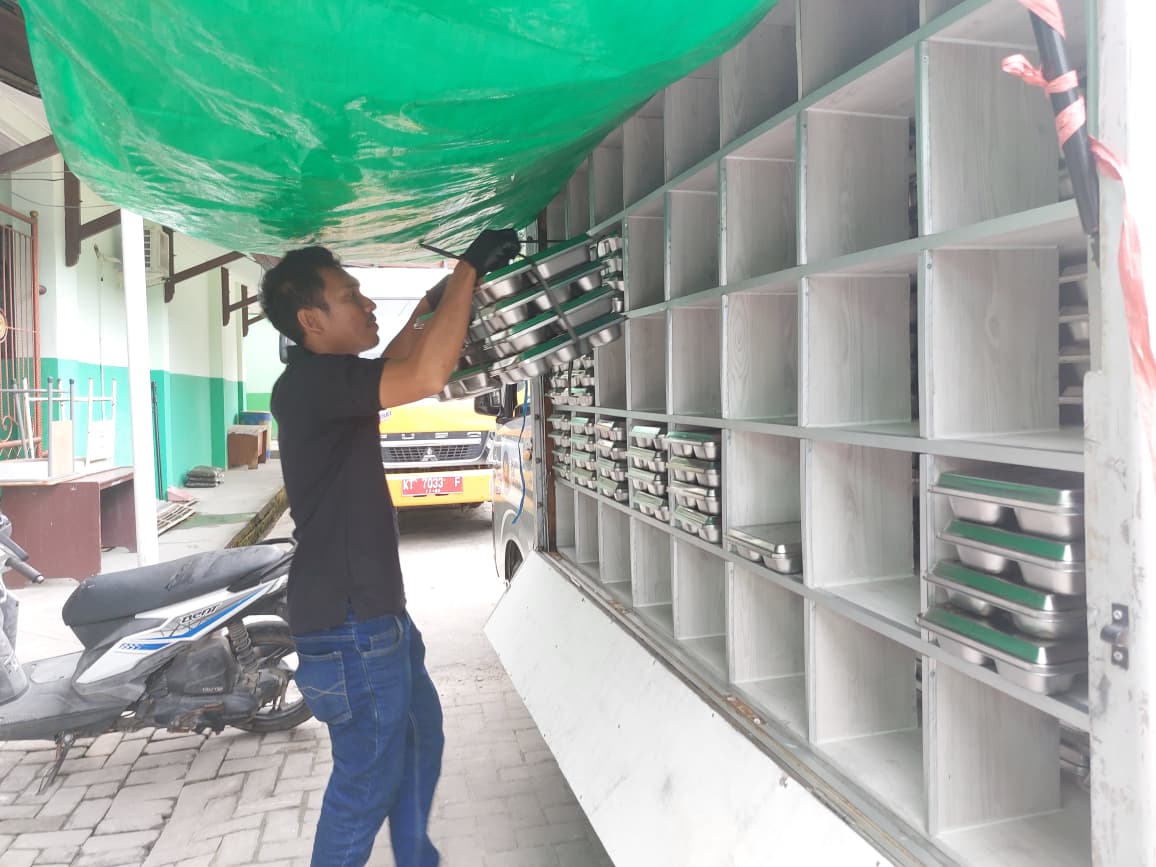 DISTRIBUSI: Gambaran SPPG saat menyalurkan distribusi MBG di SMK 3 Balikpapan.