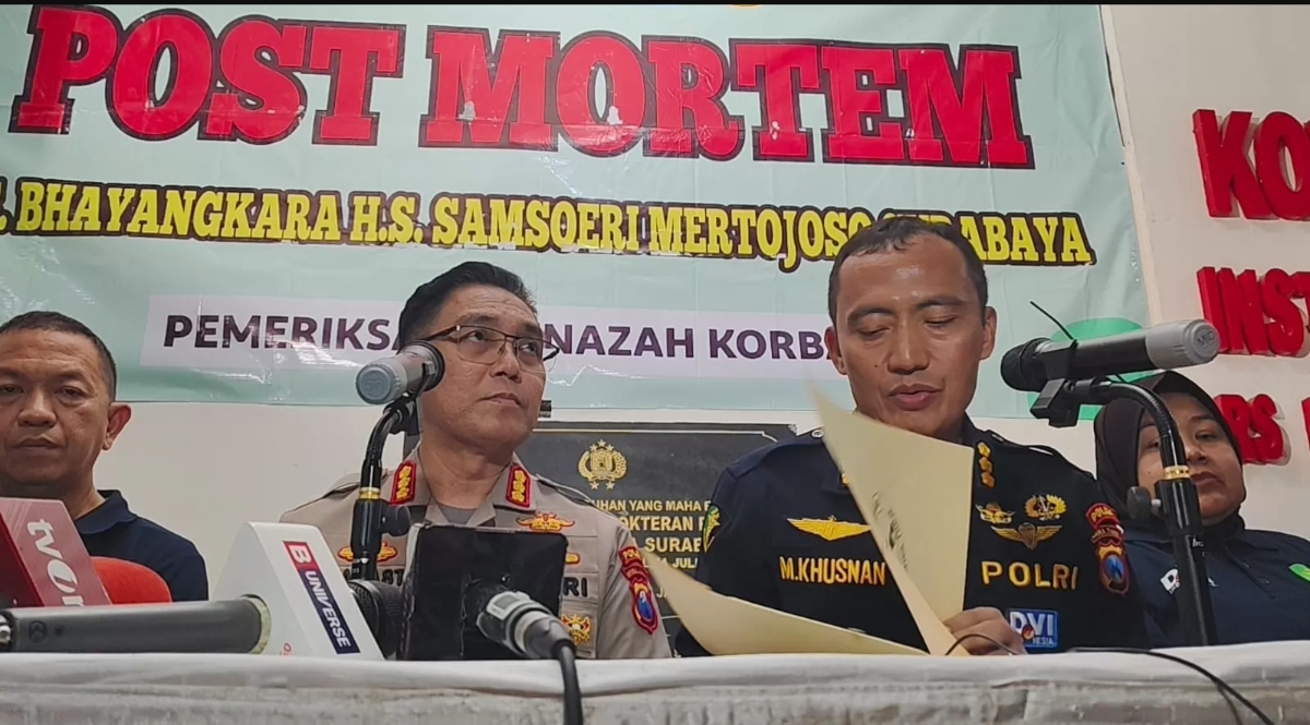 Petugas sedang membacakan nama-nama 7 jenazah korban runtuhnya Ponpes Al Khoziny Sidoarjo yang telah teridentifikasi. (Foto Jawa Pos)