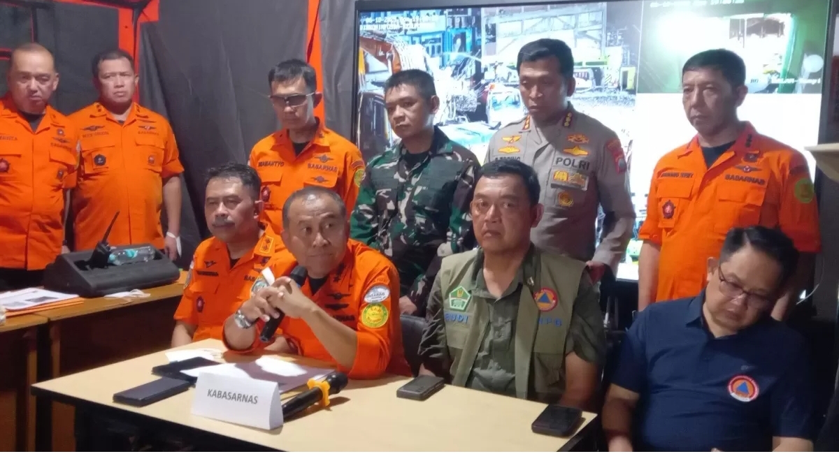 Basarnas memberikan keterangan pers terkait perkembangan operasi SAR di lokasi reruntuhan Ponpes Al Khoziny, Sidoarjo, Senin (6/10/2025). (Foto Jawa Pos)