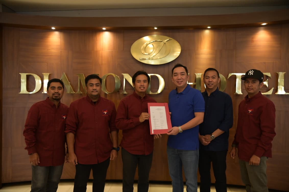 SIAP BEKERJA: Ketua Harian ESI Kaltim Darwin Tandrin (Baju Biru) menyerahkan SK Kepengurusan kepada Maswar Mansyur sebagai Ketua ESI Kutim.