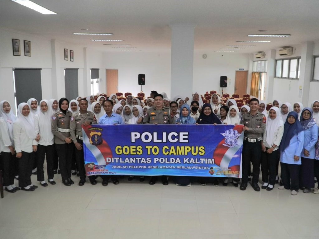 SELAMAT: Seruan selamat berkendara di jalan digalakkan di kampus Poltekkes Kemenkes untuk cegah fatalitas korban kecelakaan.