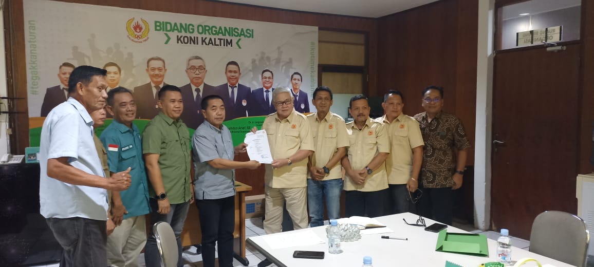 GERAK CEPAT: Ketua KONI Kaltim Rusdiansyah Aras (lima kiri) menyerahkan SK Karteker kepada Tommy Gazali.