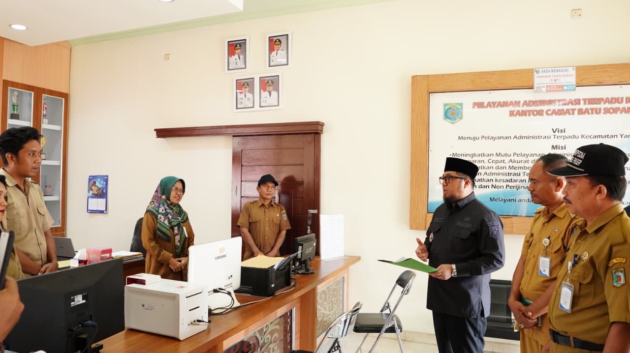 Wabup Paser Ikhwan Antasari saat sidak di Kecamatan Batu Sopang, Senin (6/10/2025).