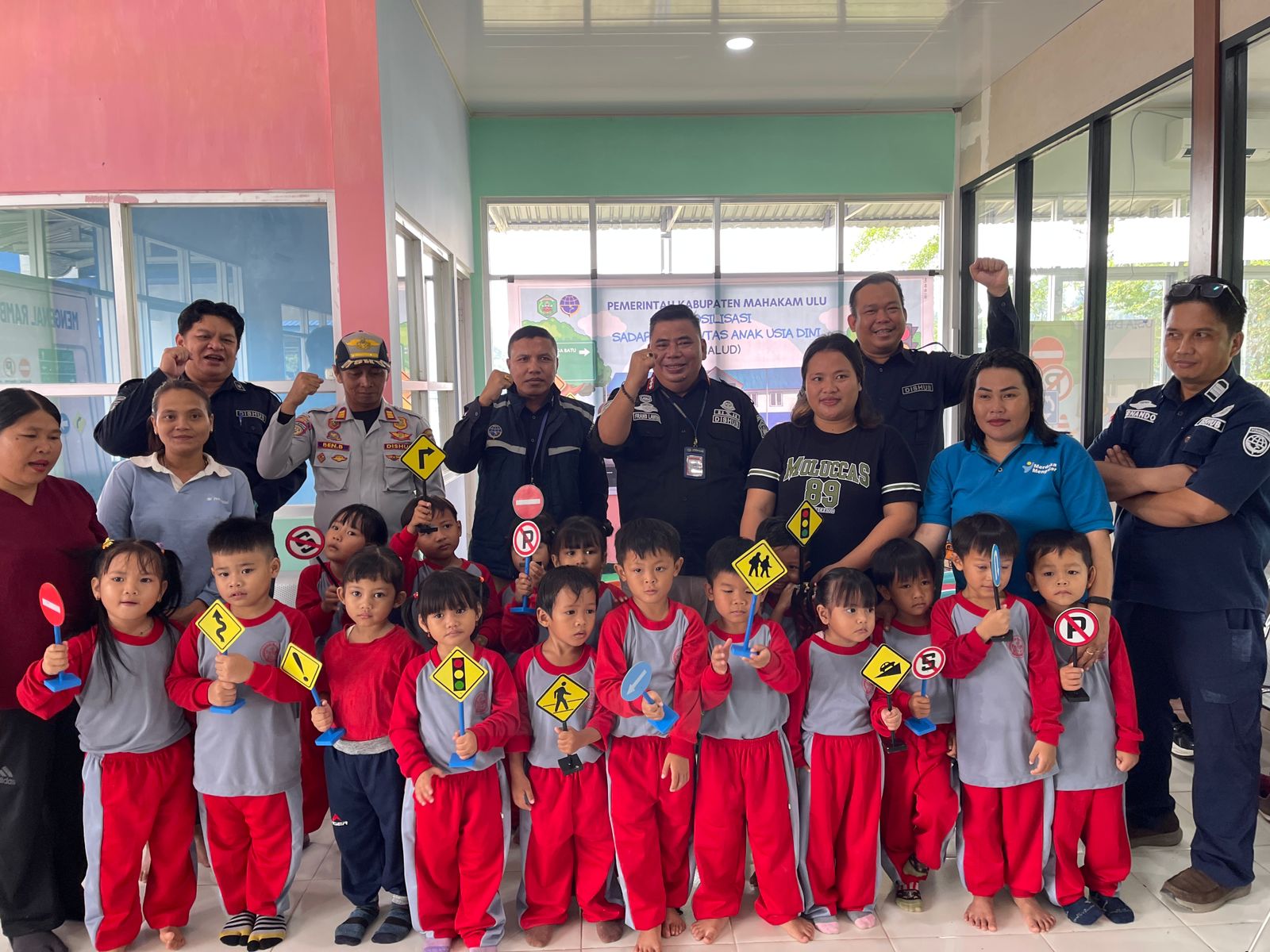 Kadishub Mahulu FX Lawing beserta jajaran bersama murid TK Abadi Mulia 10 Lome usai sesi SALUD di Kantor Dishub Mahulu, Jumat (3/10/2025).  &nbsp;  &nbsp;