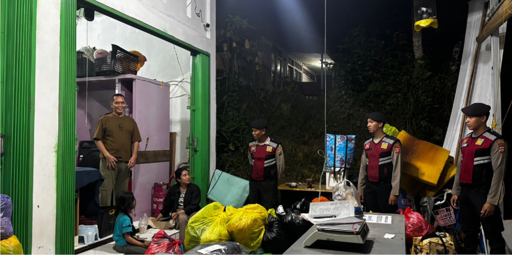PATROLI: Personel Polres PPU saat melakukan patroli dialogis humanis dengan mendatangi rumah ke rumah warga.