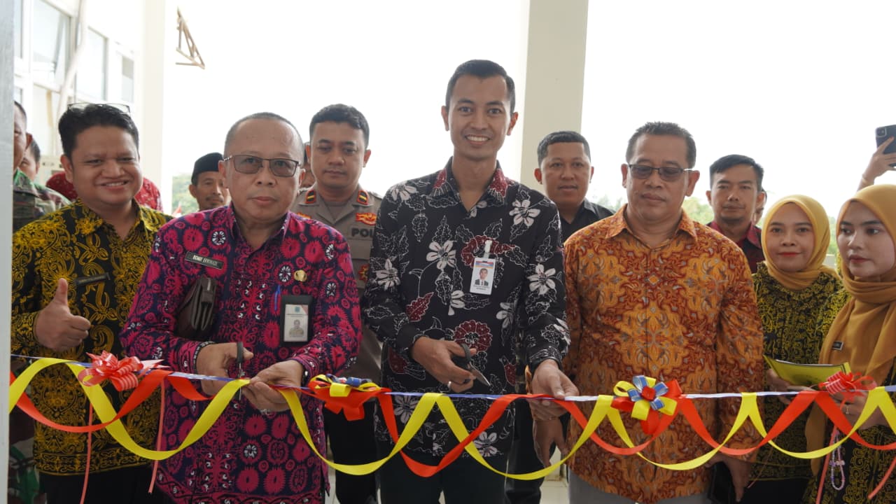 Peresmian Renovasi Puskesmas dari Indomaret oleh Branch Manager Indomaret Cabang Samarinda Gilig Lilo Samayo (tengah).