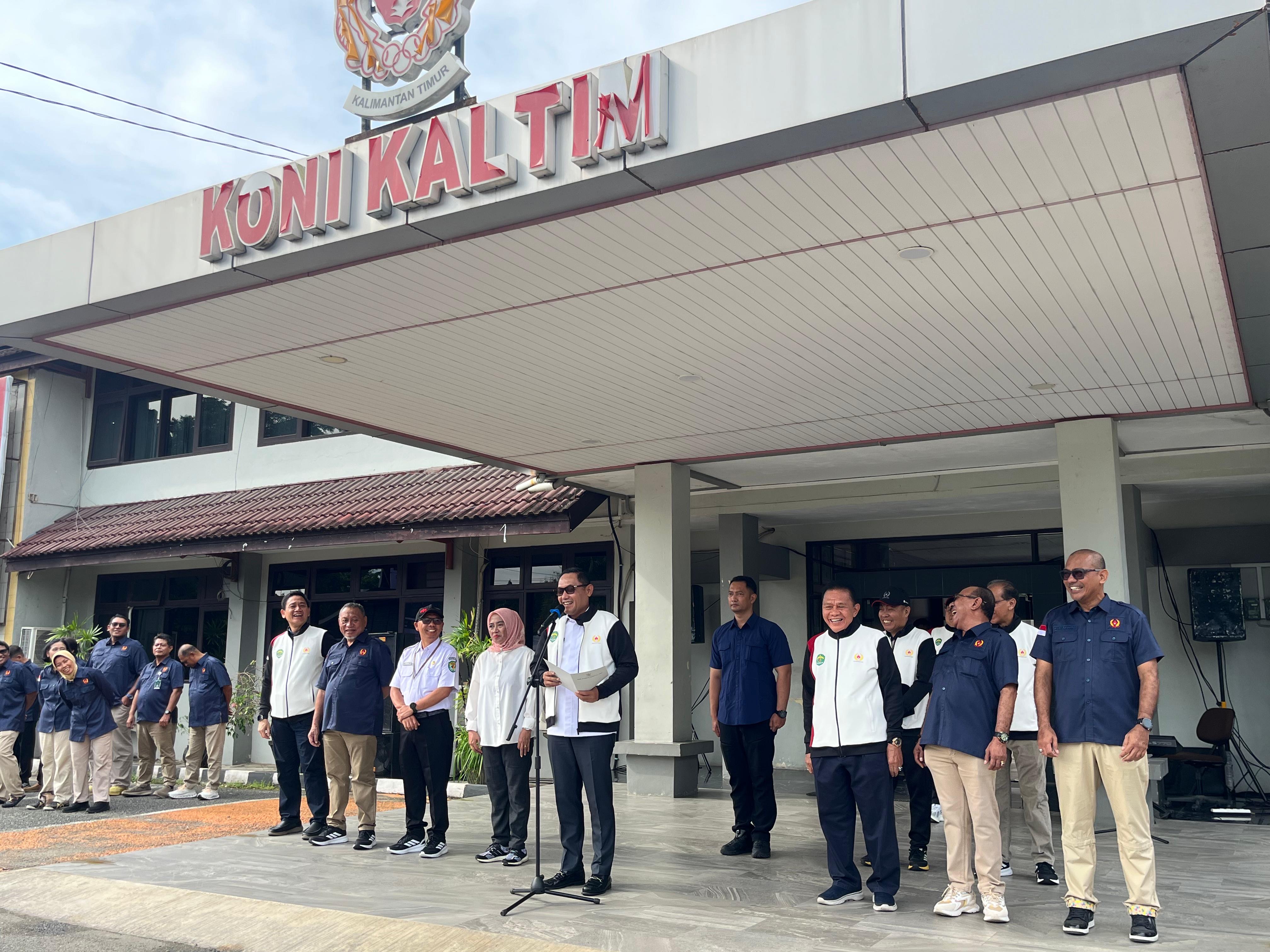 MELEPAS: Wakil Gubernur Kaltim Seno Aji memberikan sambutan dan motivasi kepada para atlet sebelum keberangkatan kontingen PON Bela Diri I 2025, Rabu (8/10).