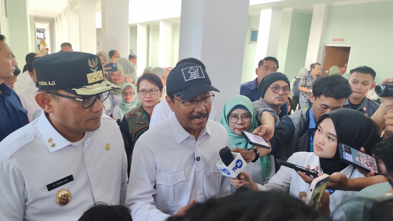 PENJELASAN: Syaifullah Yusuf didampingi Wakil Gubernur Kaltim Seno Aji menyampaikan mengenai pentingnya keberadaan Sekolah Rakyat, usai dialog di SRT 58, Jalan Ery Suparjan Kecamatan Samarinda Utara.