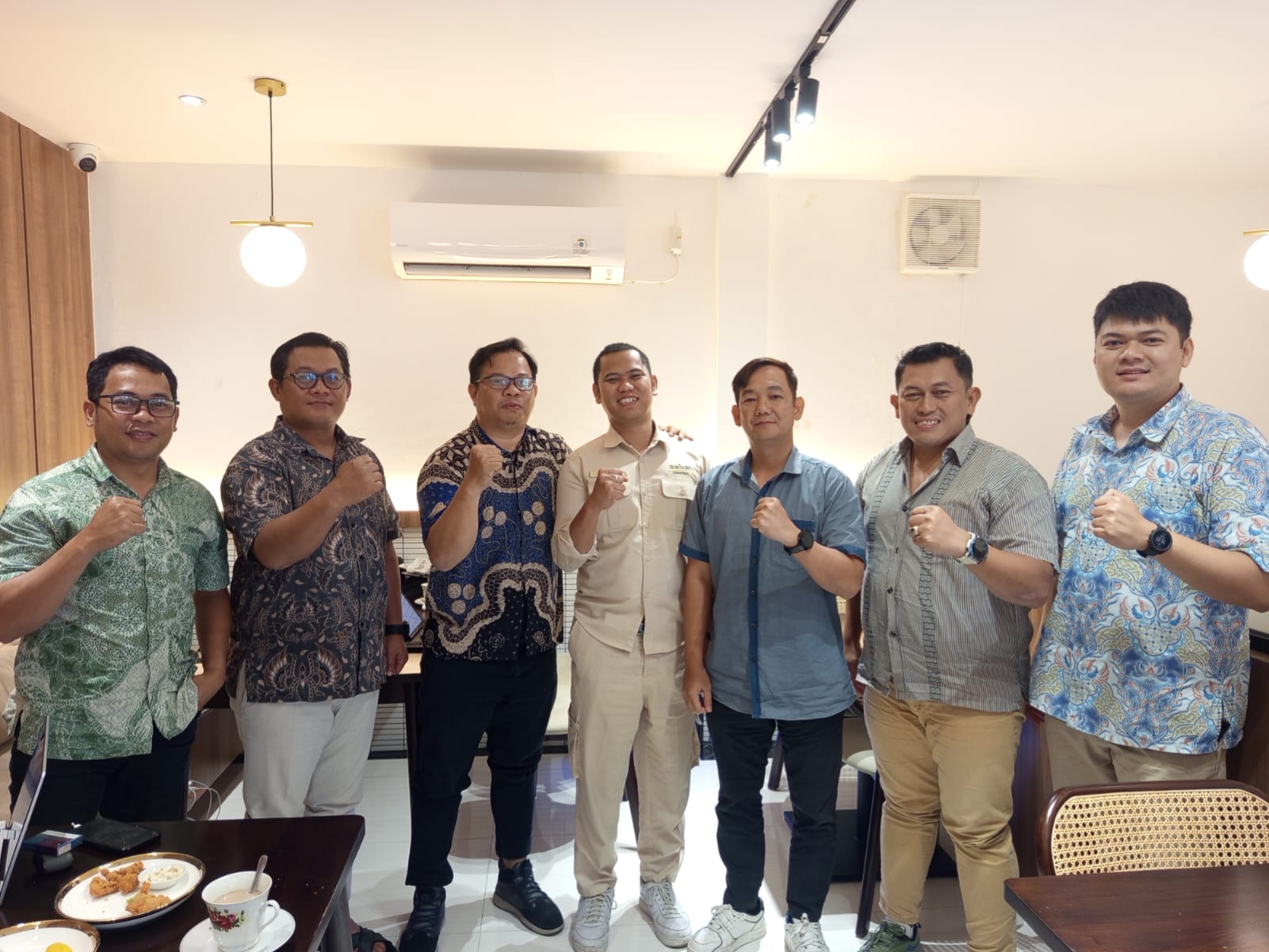 KOMPAK: tampak suasana tim AAUI Samarinda bersama management horison hotel Samarinda saat rapat perdana dalam persiapan Golf Tourmamet 2025 di salah satu cafe di Samarinda.