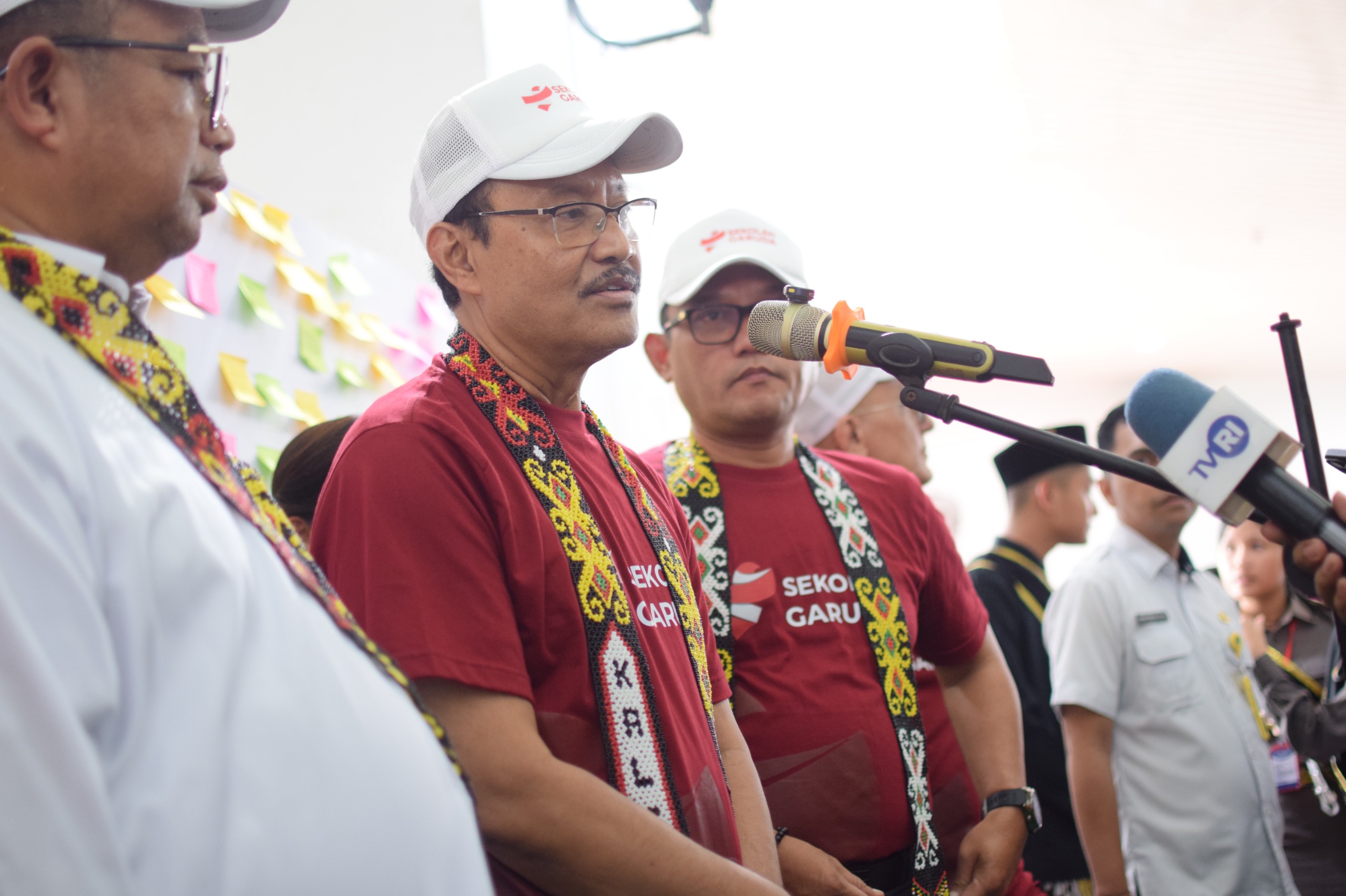 KOMITMEN: Syaifullah Yusuf (tengah) menyampaikan sejumlah target sekolah garuda transformasi, di sela peluncuran sekolah, di SMA 10 Samarinda, Rabu (8/10).