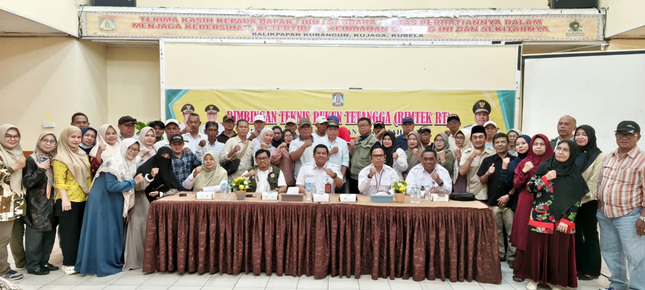 Camat Balikpapan Barat Erwin (duduk, tengah) mengapresiasi para ketua RT yang hadir dalam bimtek.