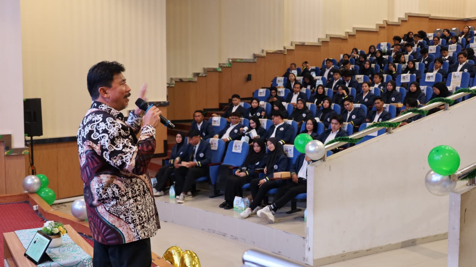 Sekkab Kukar Sunggono memberikan pembekalan kepada calon wisudawan ITK Balikpapan.