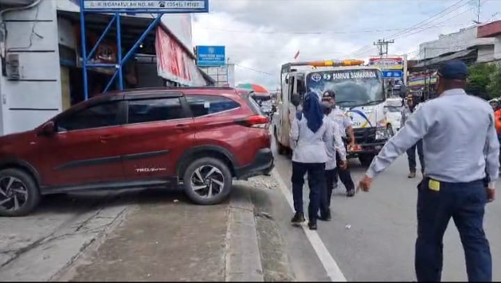 DITINDAK: Sejumlah pengendara di Samarinda harus gigit jari siang setelah terbukti menyalahi aturan parkir.