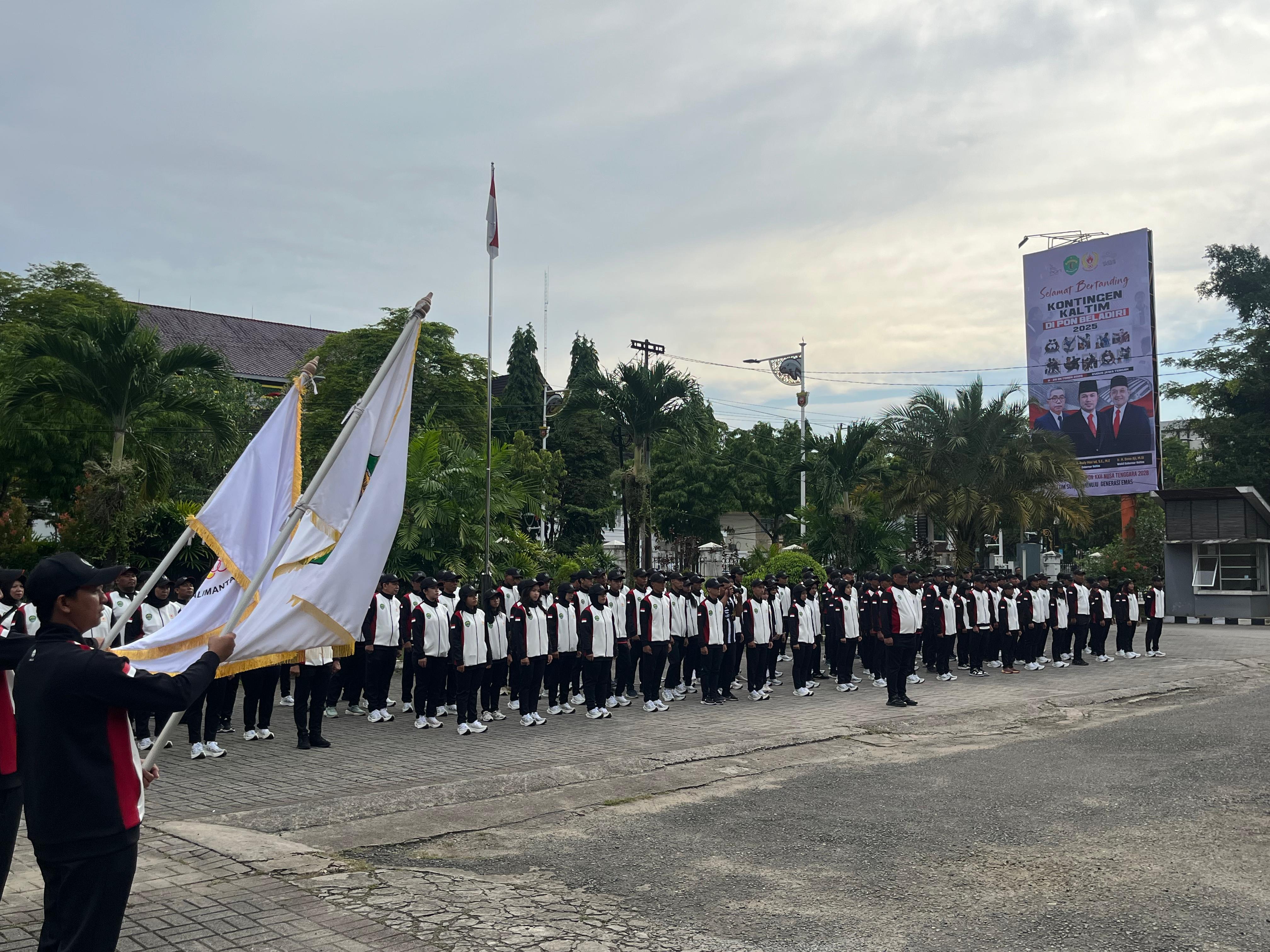 SIAP BERLAGA: Ketua KONI Kaltim Rusdiansyah Aras bersama Wakil Gubernur Kaltim melepas secara resmi 209 personel kontingen Kaltim pada PON Bela Diri I 2025 di halaman Kantor KONI Kaltim, Rabu (8/10).