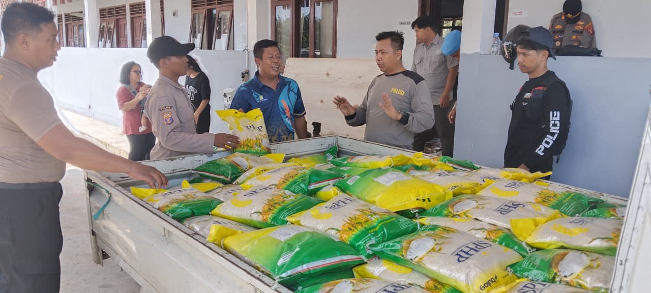 MOMENTUM: Masyarakat dari tiga kampung di Kutai Barat antusias mendapatkan beras murah.