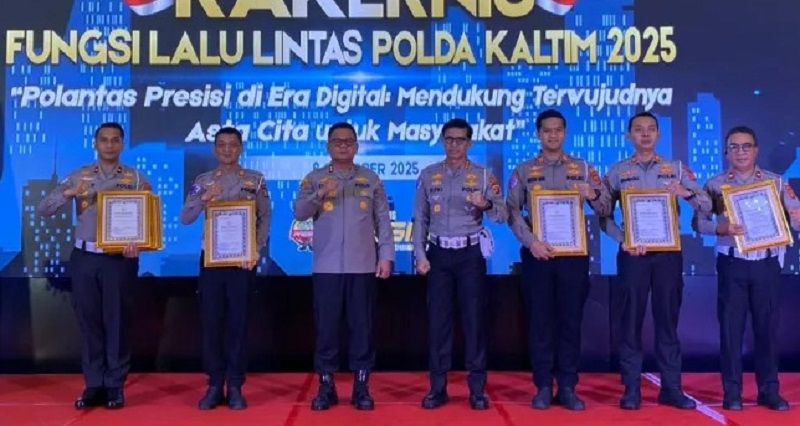 TERBAIK: Kapolda Kaltim Irjen Pol Endar Priantoro memberikan penghargaan pada kasat lantas terbaik.