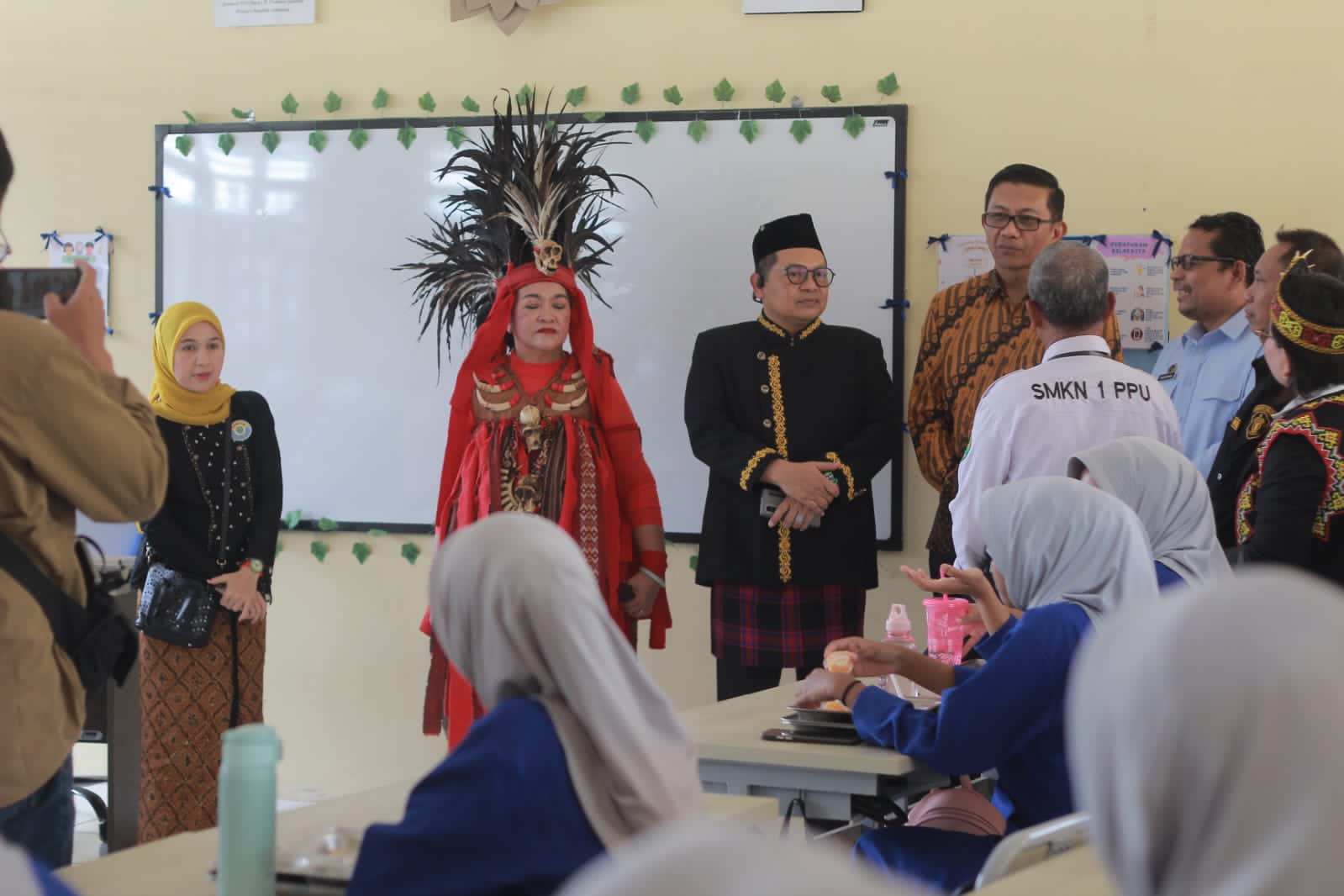 AHMAD MAKI/KP: Obrin Paruliang (batik) bersama Paska Pakpahan serta jajaran Dinkes PPU, meninjau pelaksanaan MBG di SMK 1.
