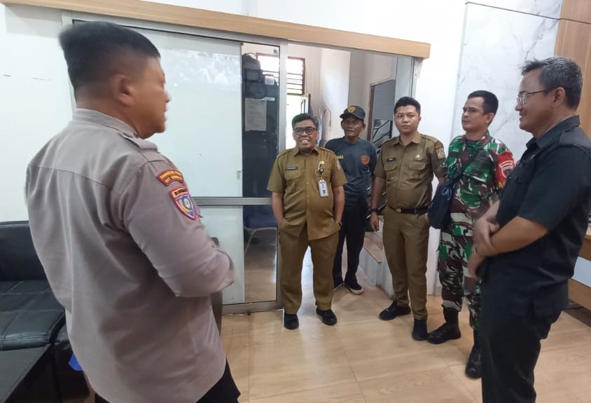 SAMBANG: Personel Ditbinmas Polda Kaltim menyambangi tokoh serta memberi edukasi ke warga SMA 2 Balikpapan.