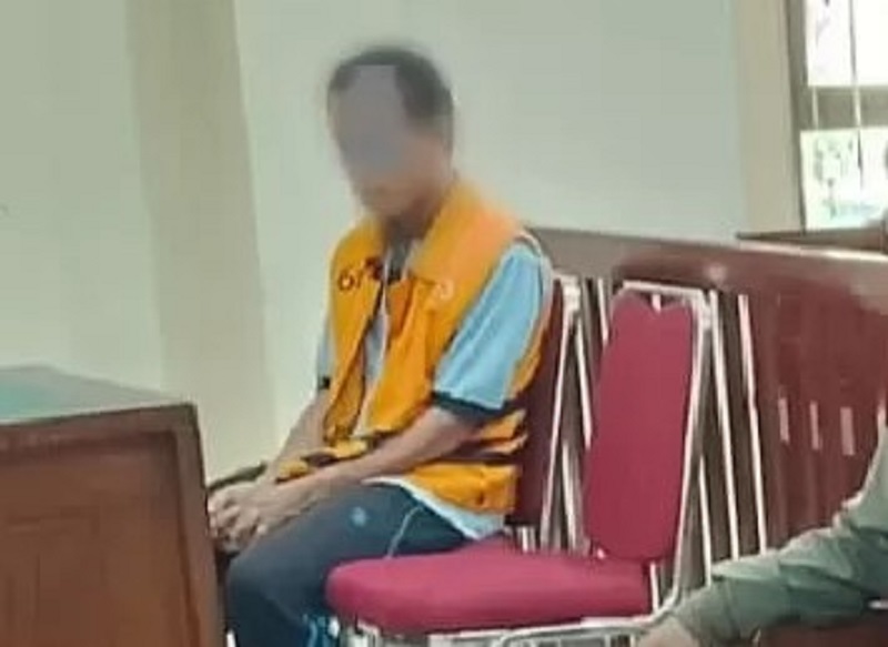 SIDANG: Terdakwa menjalani sidang atas kasus pencurian.