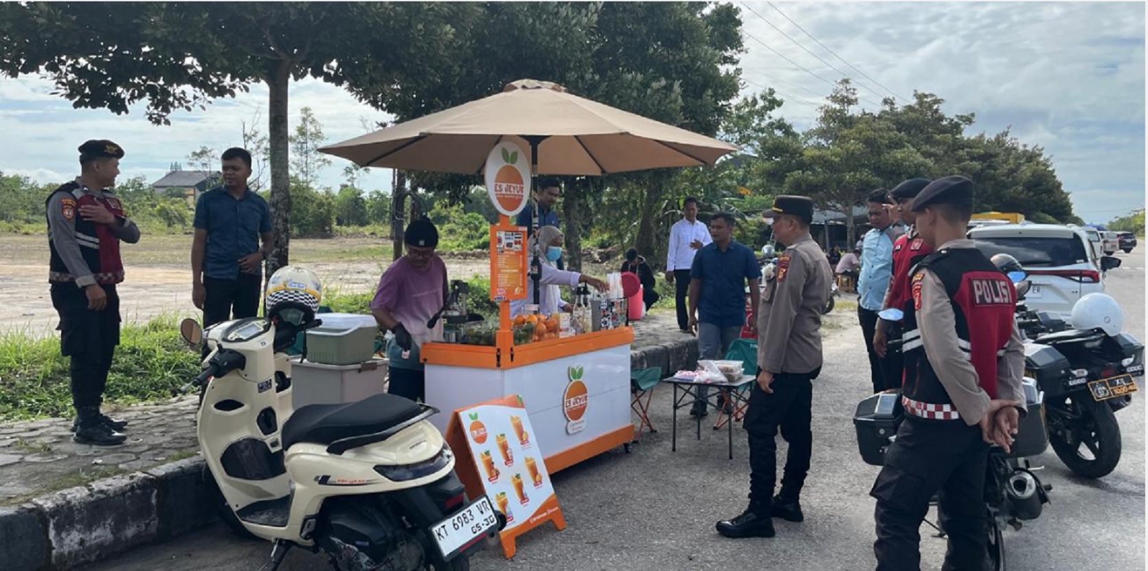 Personel Polres PPU saat melakukan patroli dialogis dengan warga.(ist)