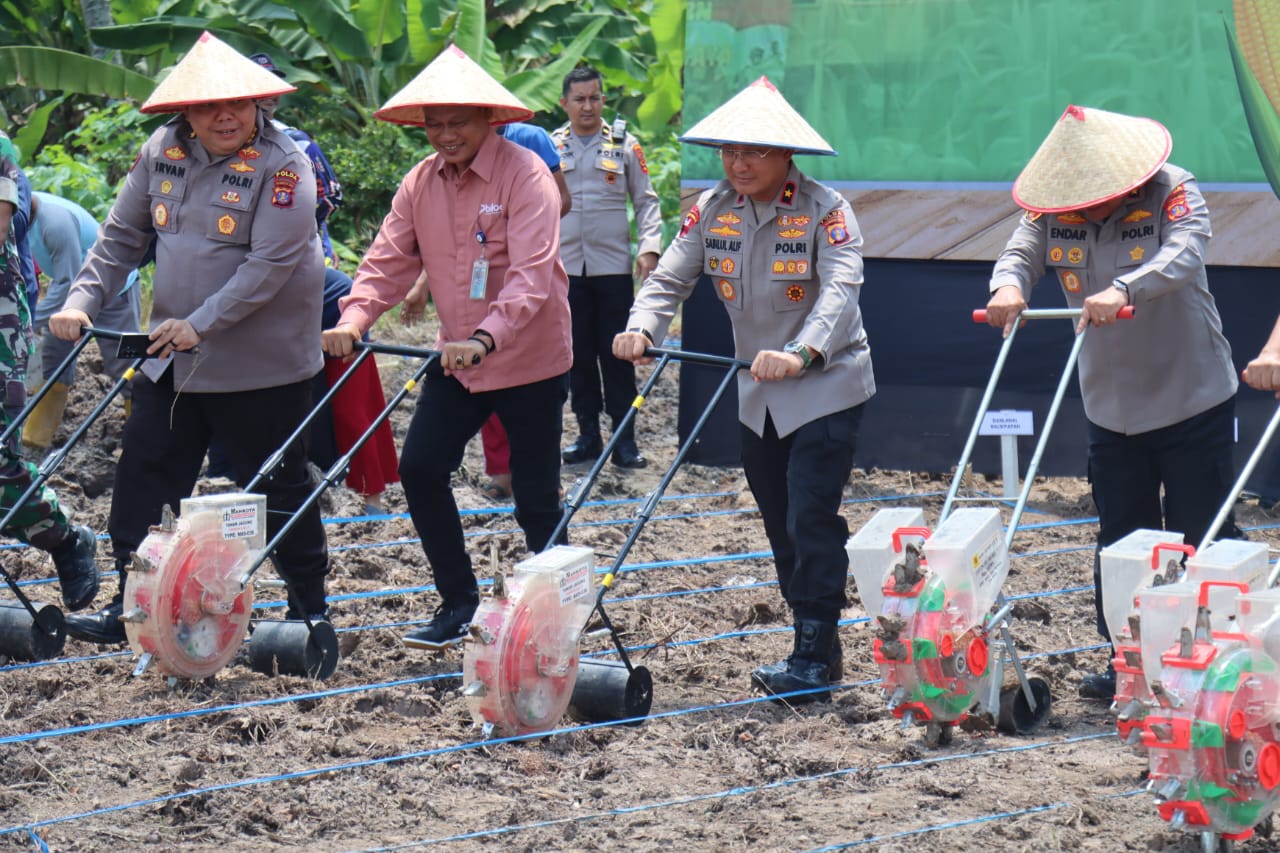 TANAM JAGUNG. Penanaman jagung serentak kuartal IV dilakukan Kapolda Kaltim Irjen Pol Endar Priantoro dan jajaran.