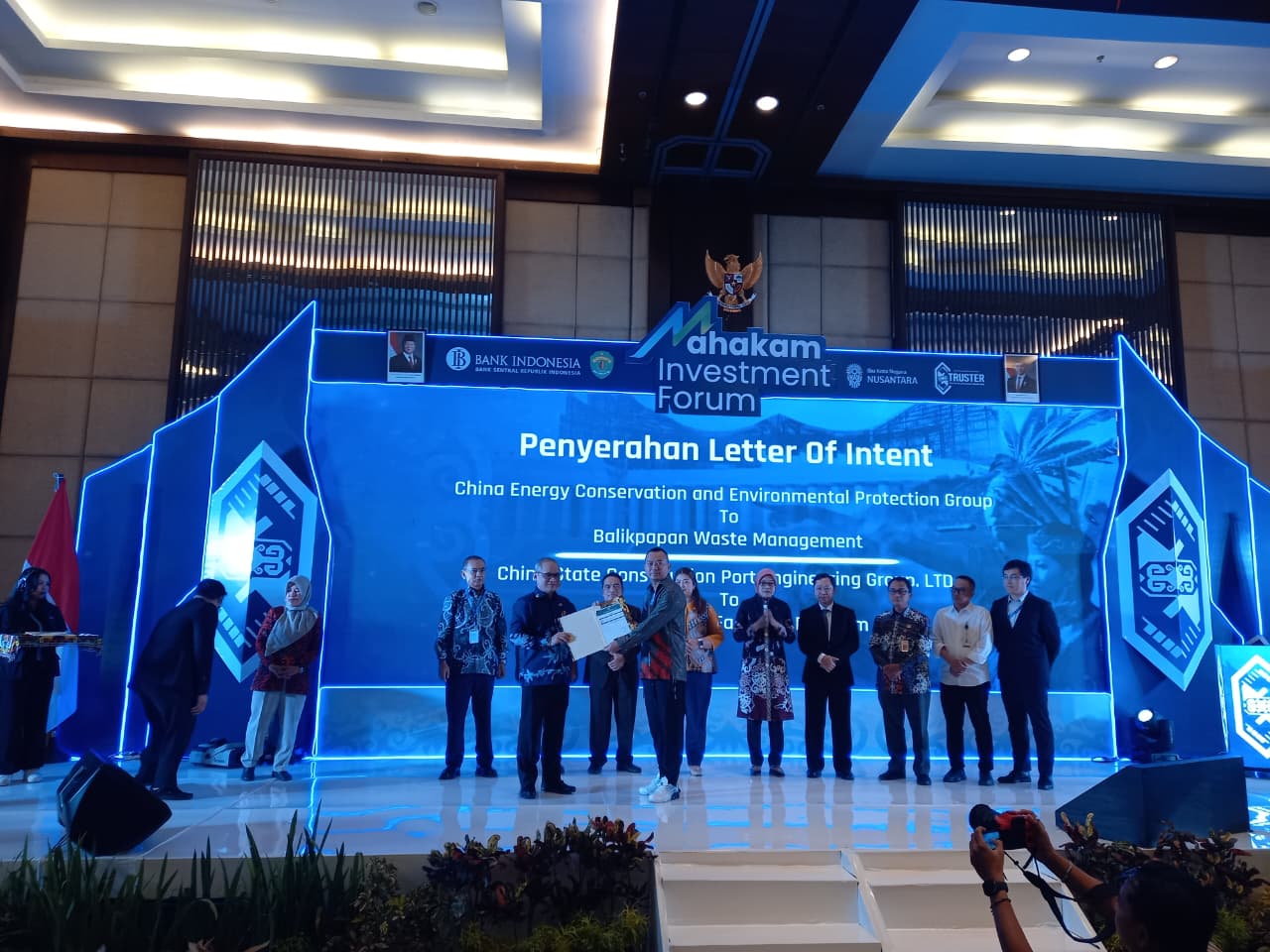MENERIMA: Kepala DPMPTSP Kota Balikpapan, Hasbullah Helmi menerima LOI dari PT Magic Cristal Indo dan China Energy Conservation and Enviromental Protection Group Hotel Novotel Balikpapan (9/10).