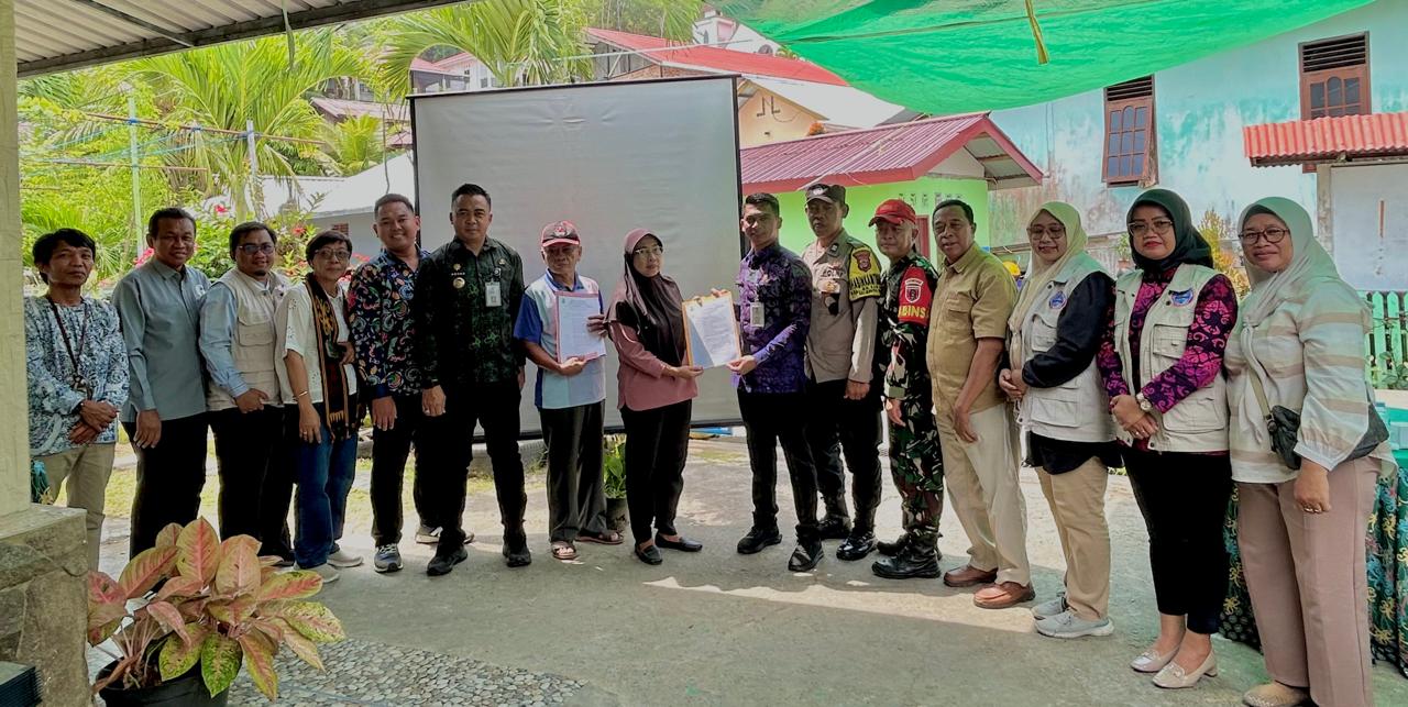 Lurah Gunung Sari Ulu, Rendra Hermawan menyerahkan SK Kelompok Pemanfaat dan Pemelihara Smart Urban Farming RT 25 dan RT 29.  &nbsp;  &nbsp;