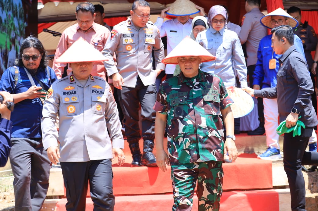 Mayjen Rudy Rachmat Nugraha bersama Irjen Endar Prihantoro dan jajaran FKPD melakukan penanaman jagung di Balikpapan Timur, Rabu (8/10).