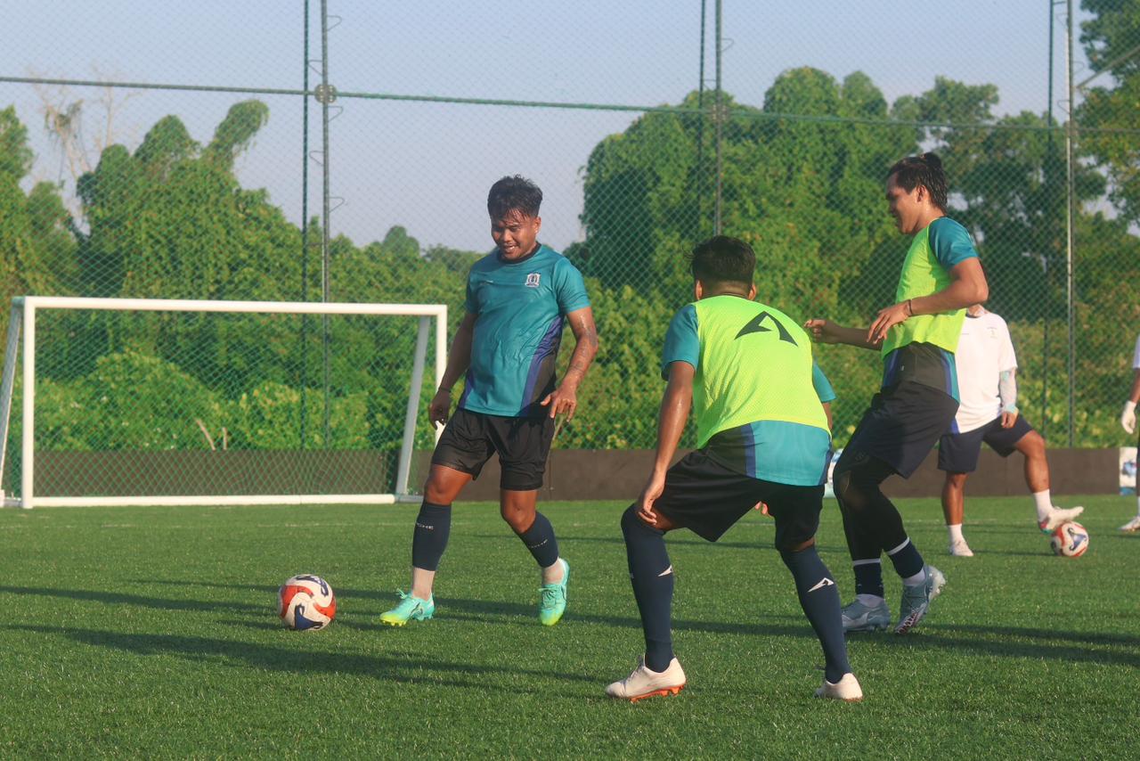 LATIHAN RUTIN: Persiba Balikpapan saat menjalani latihan rutin di Balikpapan Soccer Field (BSF), Kamis (9/10).