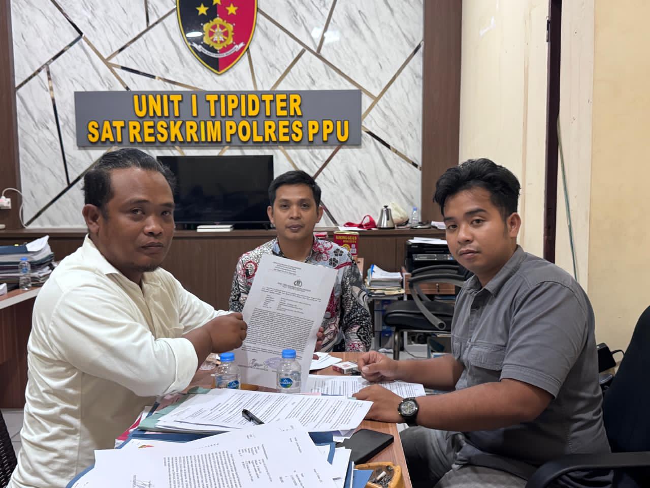LAPORAN: Irawan Heru Suryanto (kiri) resmi membuat laporan kepolisian&nbsp;ke Polres PPU.