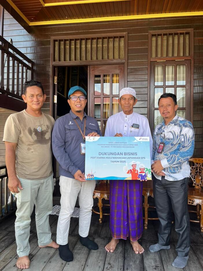 DUKUNGAN: Manajemen PHM menyerahkan dukungan pembangunan 10 kamar mandi baru untuk Ponpes Al-Arsyadi, Handil Baru, Samboja, Kukar.