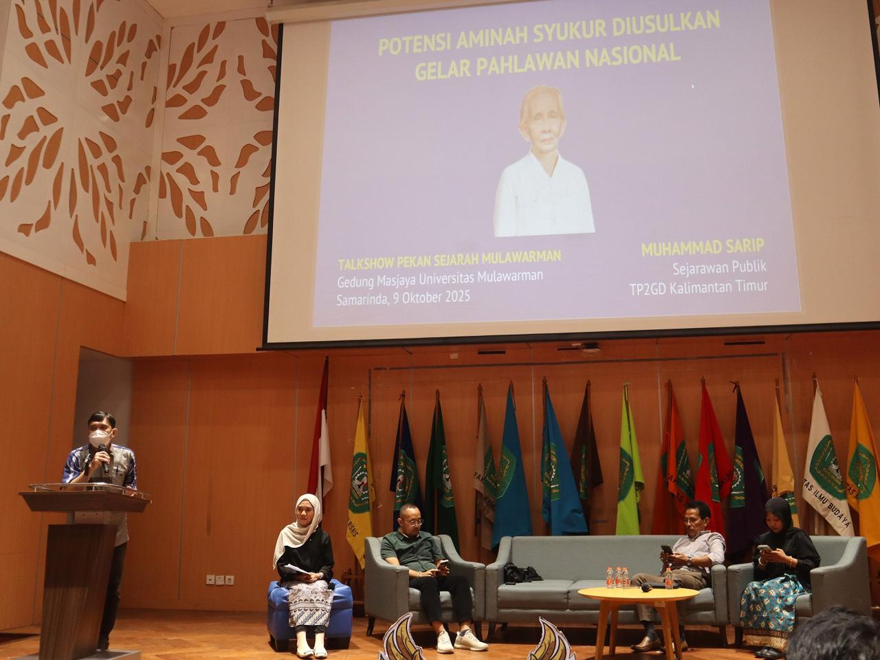 KIPRAH: Sejarawan publik Muhammad Sarip memaparkan kiprah Aminah Syukur dalam dunia pendidikan Samarinda di acara talk show di Unmul Hub, Kamis (9/10).