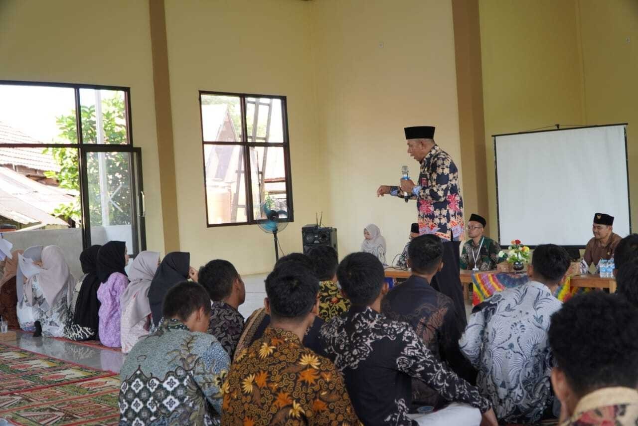WAWASAN: Di depan siswa SMAN 2 PPU, Kepala Kemenag PPU, Muhammad Syahrir memberikan wawasan pranikah.