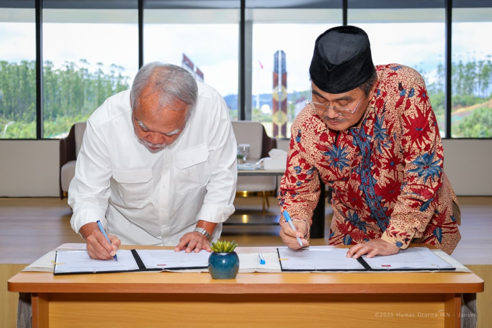 TEKEN: Kepala OIKN Basuki Hadimuljono (kiri) dan Jimly Asshiddiqie menandatangani dokumen kerja sama untuk persiapan IKN menjadi pemda khusus.