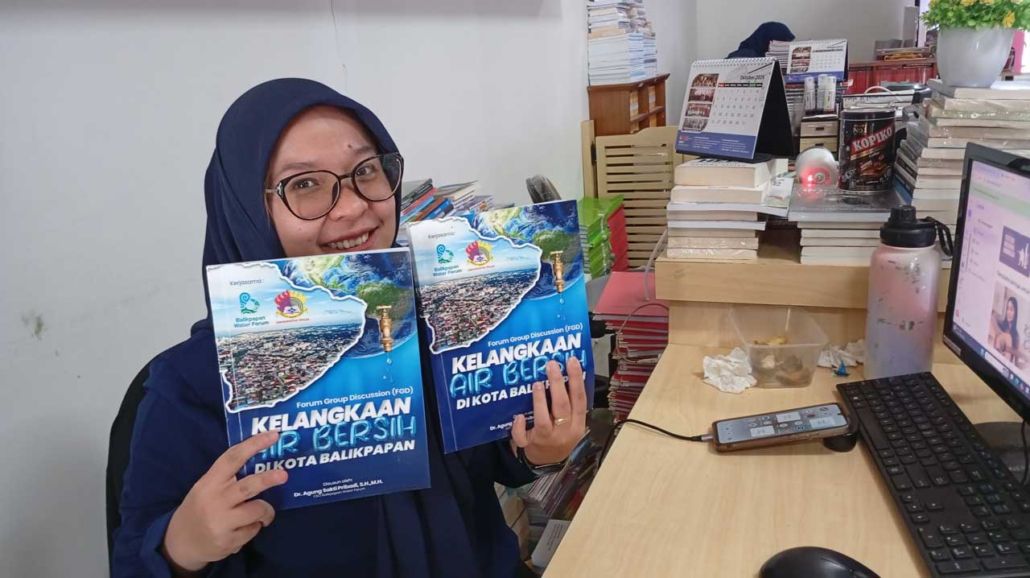 BAHAS KRISIS AIR: Dua buku diterima Azhar Shofiyah, petugas Perpustakaan Satria Dharma, di lantai 4 Gedung White Campus, Kampus Utama Balikpapan, Senin (6/10/). Buku ini disusun CEO BWF, Agung Sakti P
