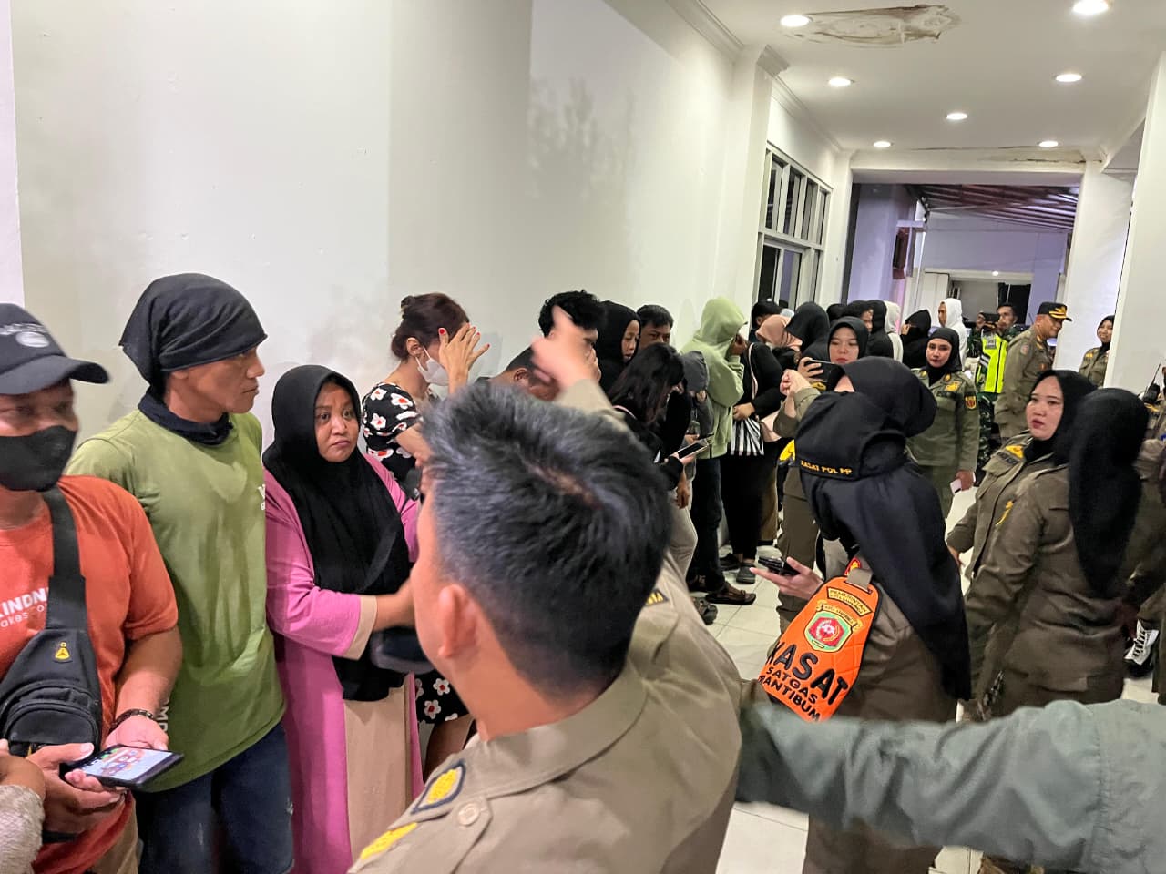 TERUNGKAP: Dari hasil rajia yang digelar hingga tengah malam, petugas mengamankan 30 orang atau 15 pasangan bukan suami-istri dari sejumlah penginapan dan indekos.