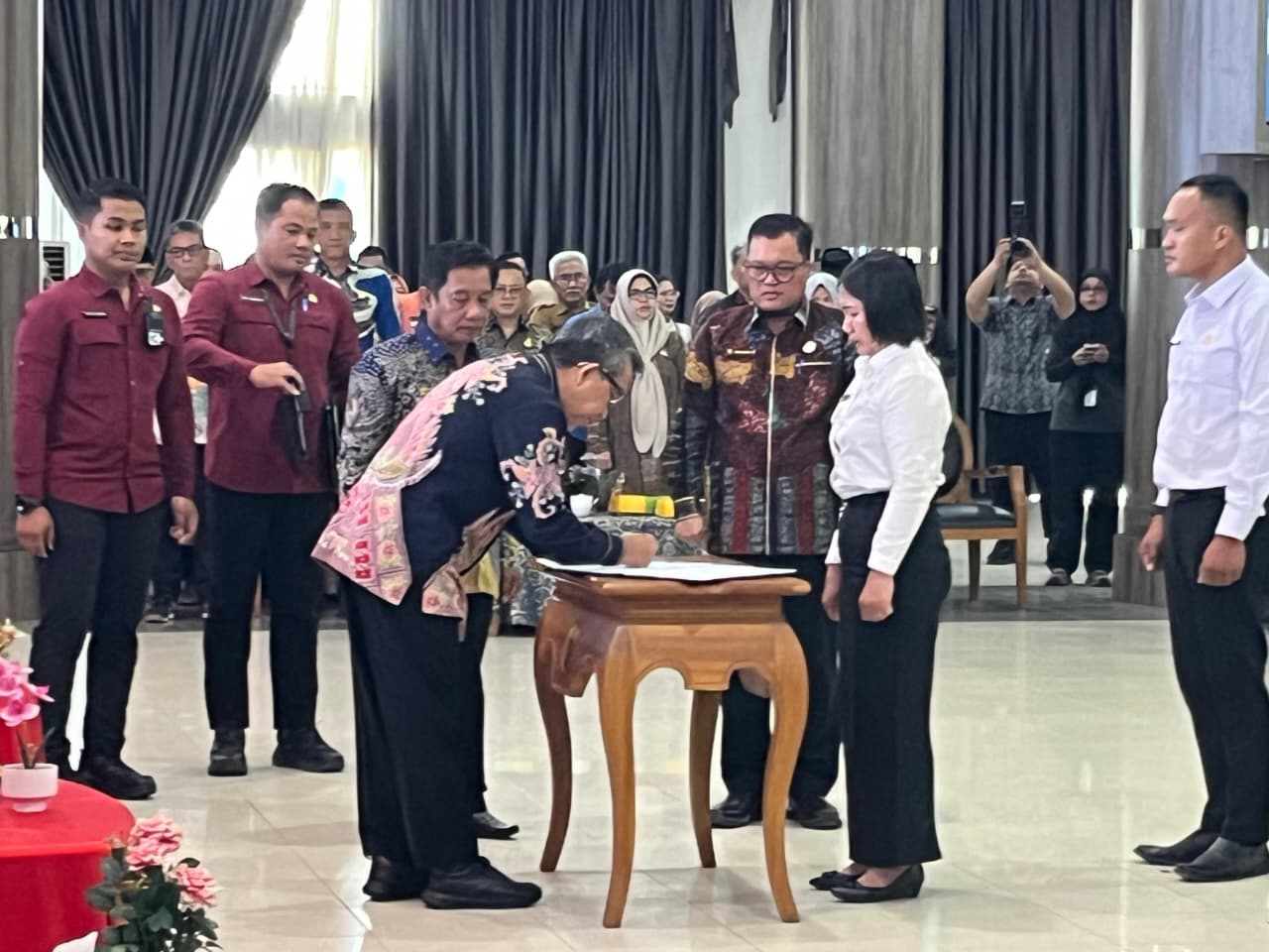 Bupati Kutai Timur Ardiansyah Sulaiman menandatangani berita acara pelantikan dan pengambilan sumpah jabatan ASN PPPK formasi tahun 2024 di Sangatta, Jumat (10/10). (JUFRIADI/KP)