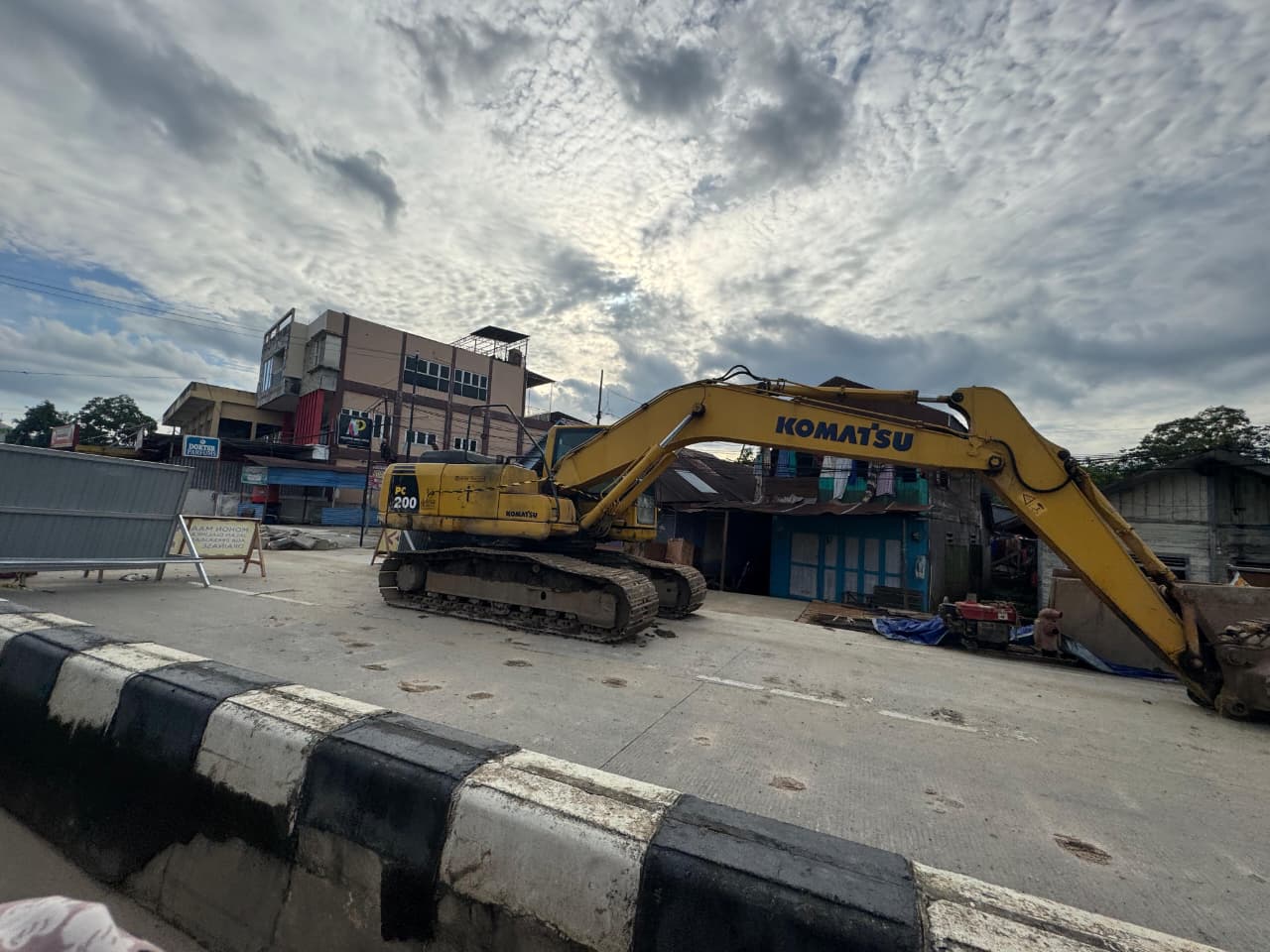 Salah satu alat berat bersiap melakukan penggalian drainase di Jalan Harun Nafsi Kelurahan Rapak sebagai upaya penanganan banjir di kawasan tersebut. (DENNY SAPUTRA/KP)