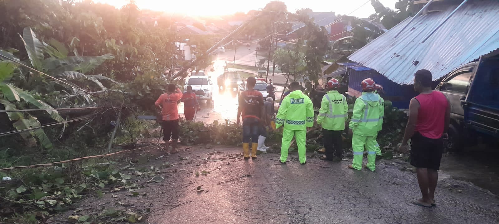 CUACA EKSTREM: Sejumlah rumah dan jalan di Kelurahan Tanah Grogot tertimpa pohon roboh pada 7 Oktober.