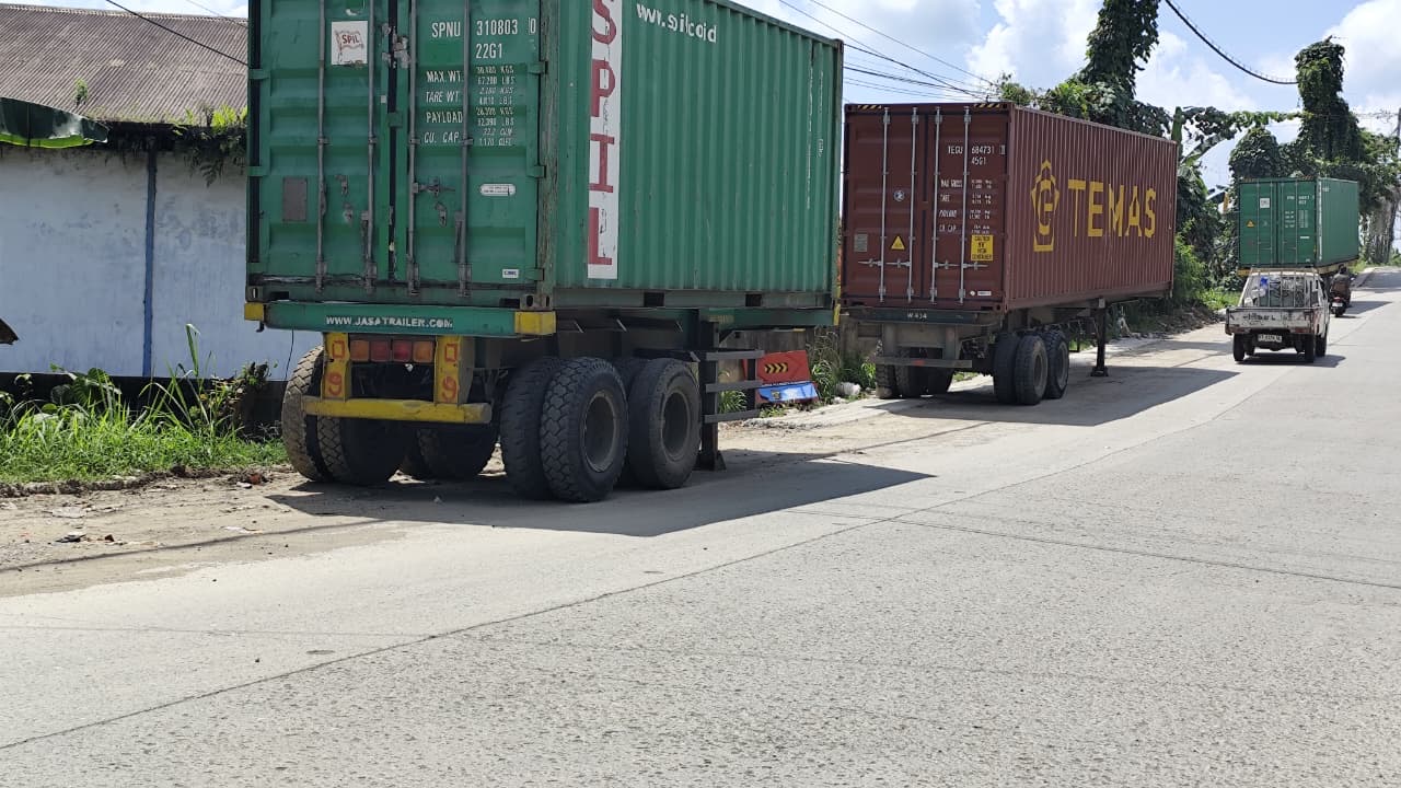 Beberapa kontainer kerap parkir di tepi Jalan Teuku Umar, Kecamatan Sungai Kunjang. Seperti tampak pada Kamis (9/10/2025).